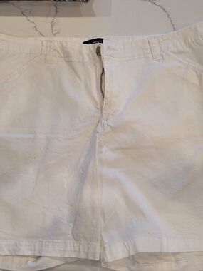 WOMENS Lee White Regular Fit Mid Rise Shorts NWOT SIZE 18